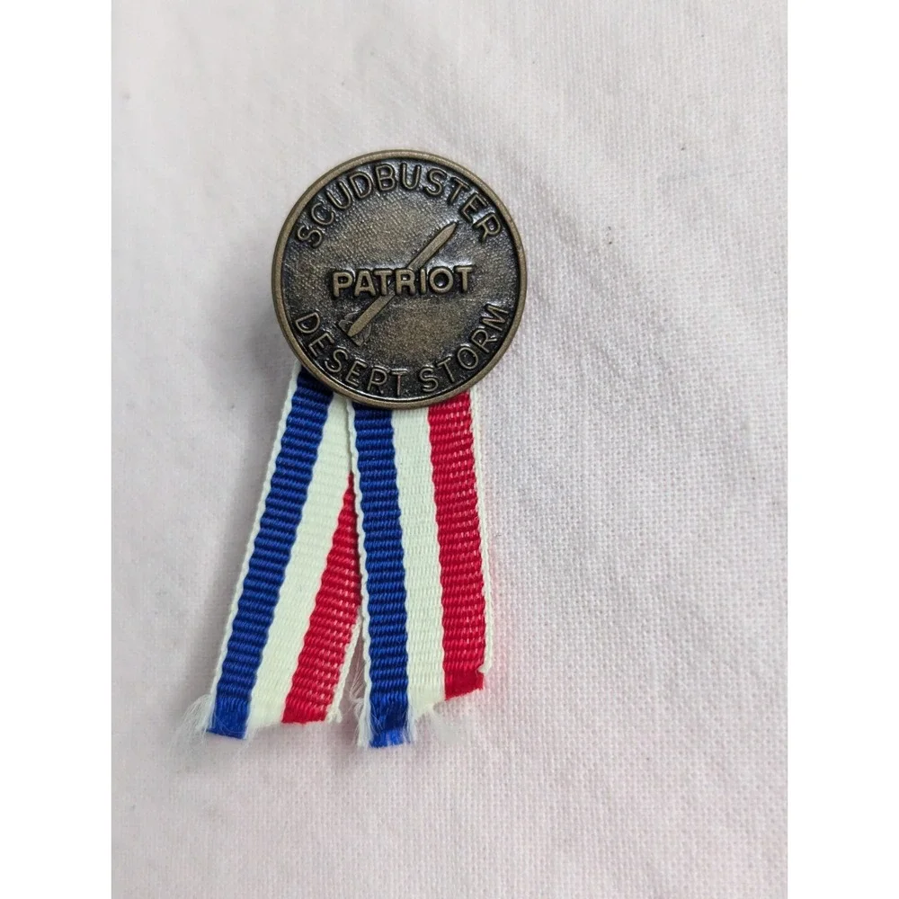 Scudbuster Desert Storm Patriot hat lapel pin with red white blue ribbon‎